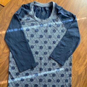 Oiselle running long sleeve navy shirt with hexagon grey & navy pattern Size M